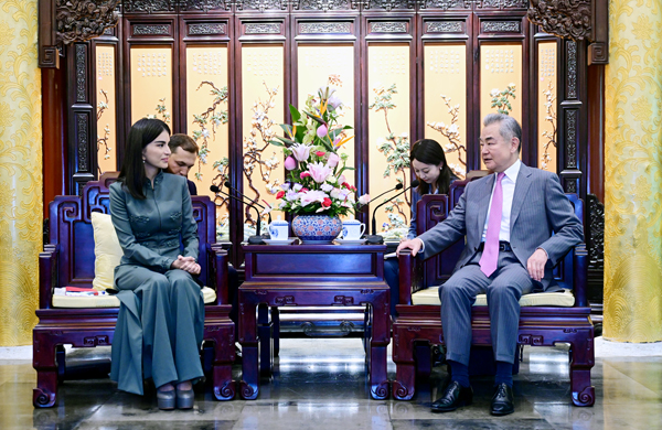 王毅会见乌兹别克斯坦总统办公厅主任米尔济约耶娃2.600.jpg
